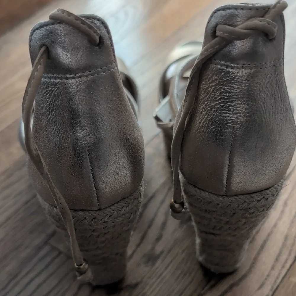 UGG Women's Reagan Metallic Wedge Sandal - Picture 3 of 6